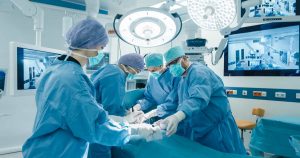 Ärzte behandeln in einem OP-Saal einen Patienten