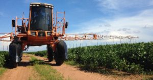 Ein Landwirt versprüht Pestizide gegen Pflanzenschädlinge
