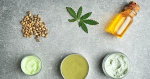 Hanf in unterschiedlichen, verarbeiteten Produkten. Als Hanfsamen, Hanföl, Salbe