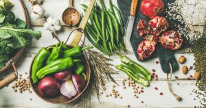 Frisches Gemüse und Obst liegen auf einem Tisch verteilt