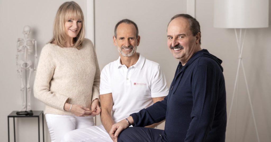 Petra Bracht, Roland Liebscher-Bracht und Sternekoch Johann Lafer sitzen gemeinsam beieinander