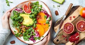 vegane, bunte Buddhabowl mit Gemüse, Hülsenfrüchten und Blutorange